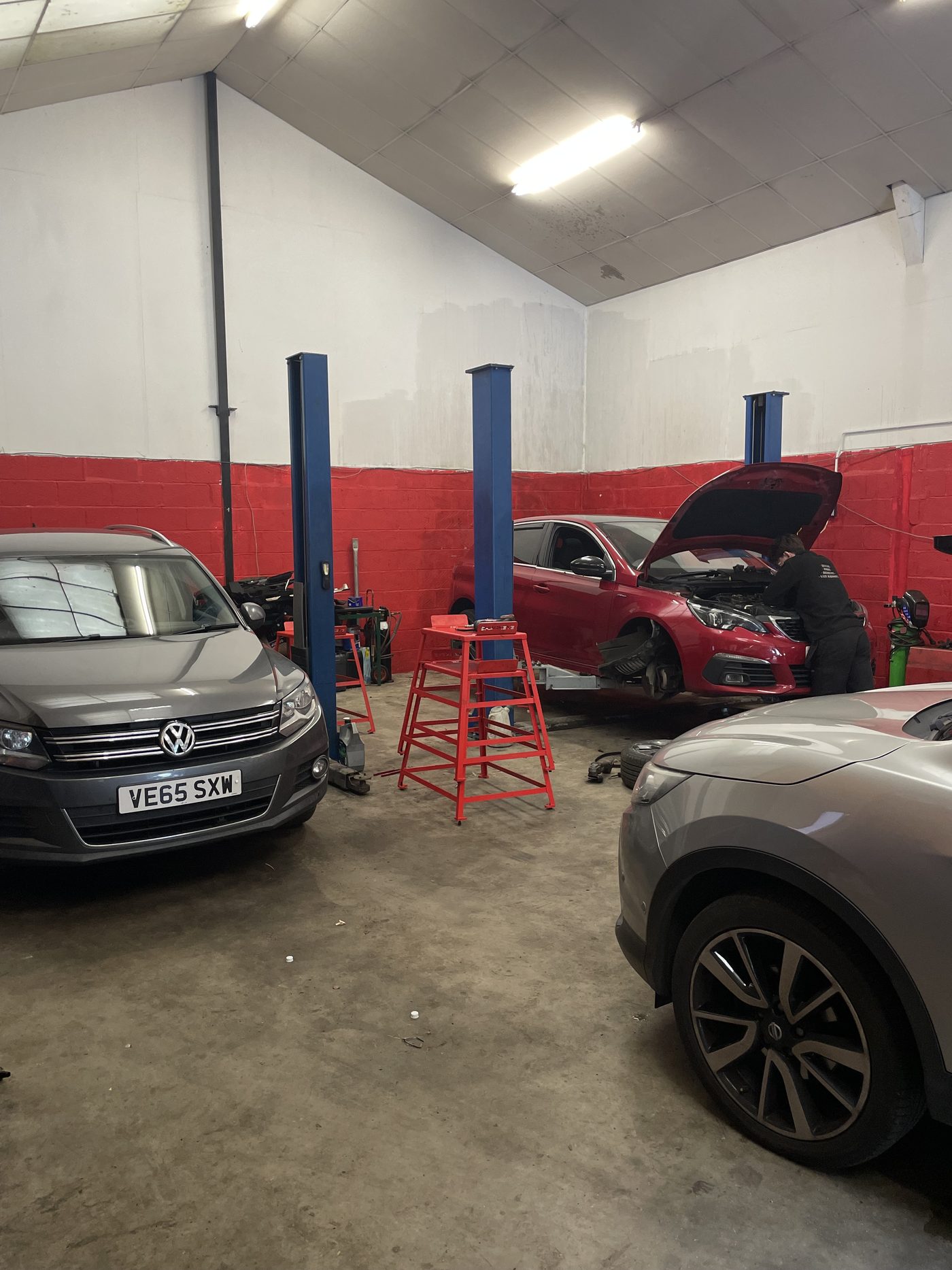 Auto workshop with cars and lifts